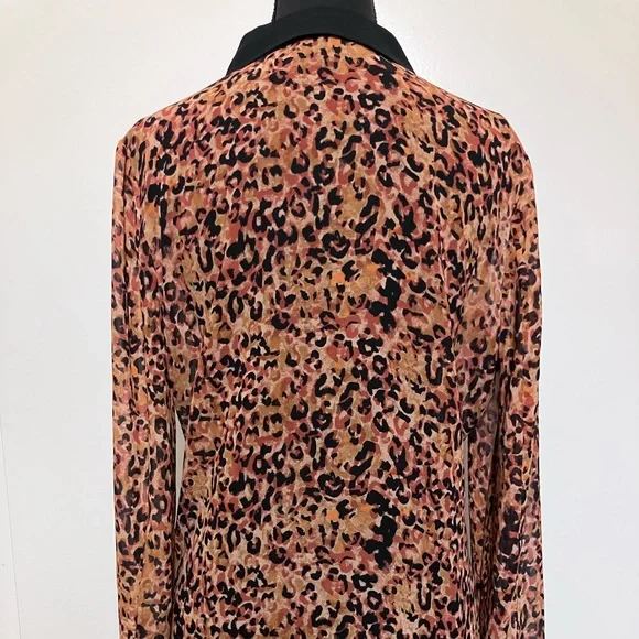 Hinge Leopard Print Top with Black Collar - Picture 4 of 4